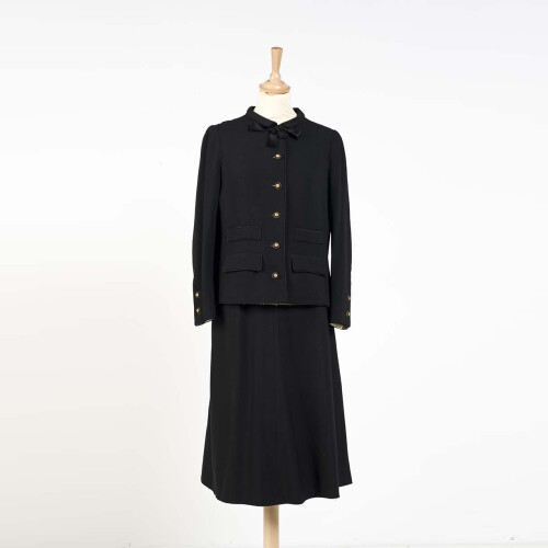 Sold at Auction: LOUIS VUITTON Lot comprenant une veste et une