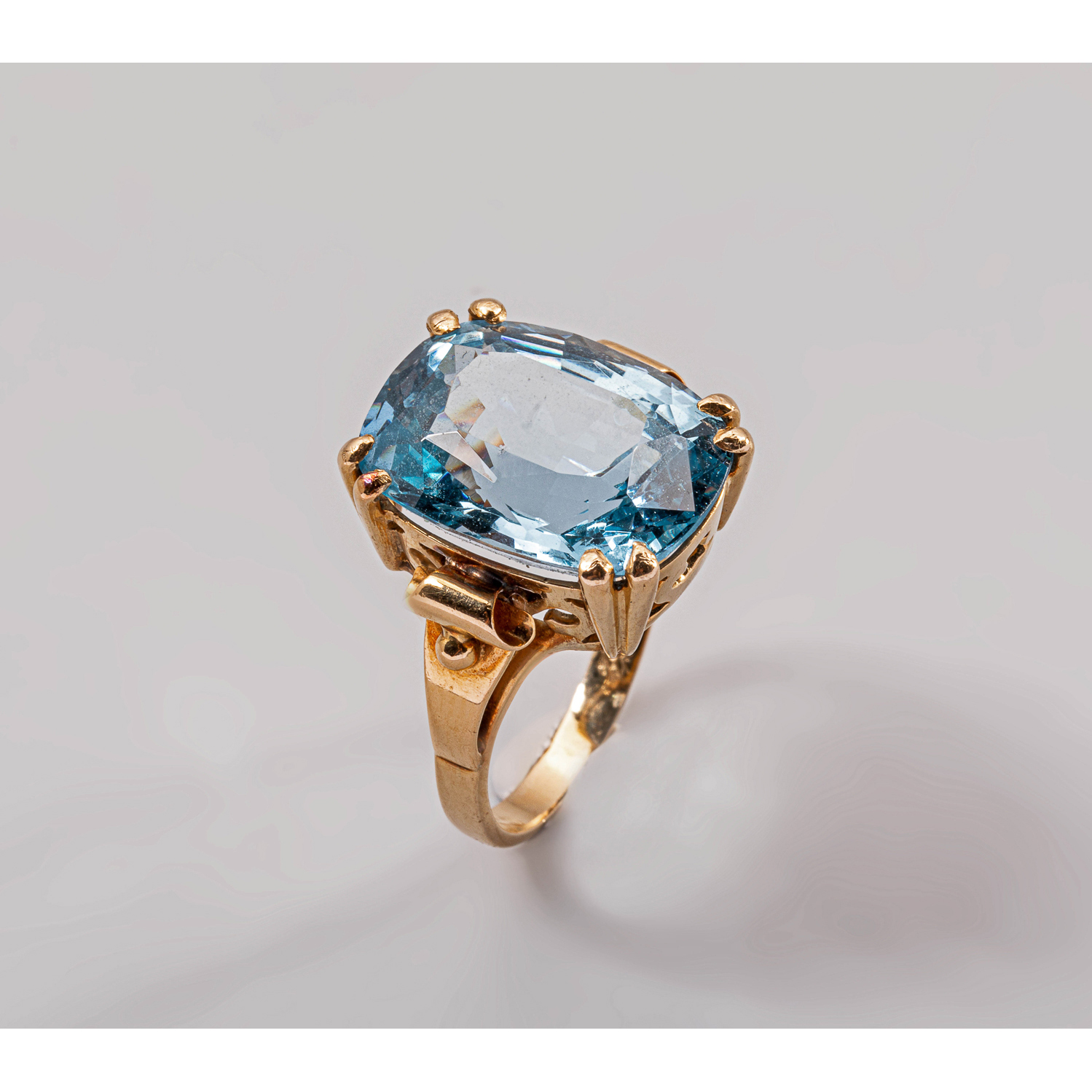 Bague en or jaune 18 k 750 orn e d une topaze spinelle bleue