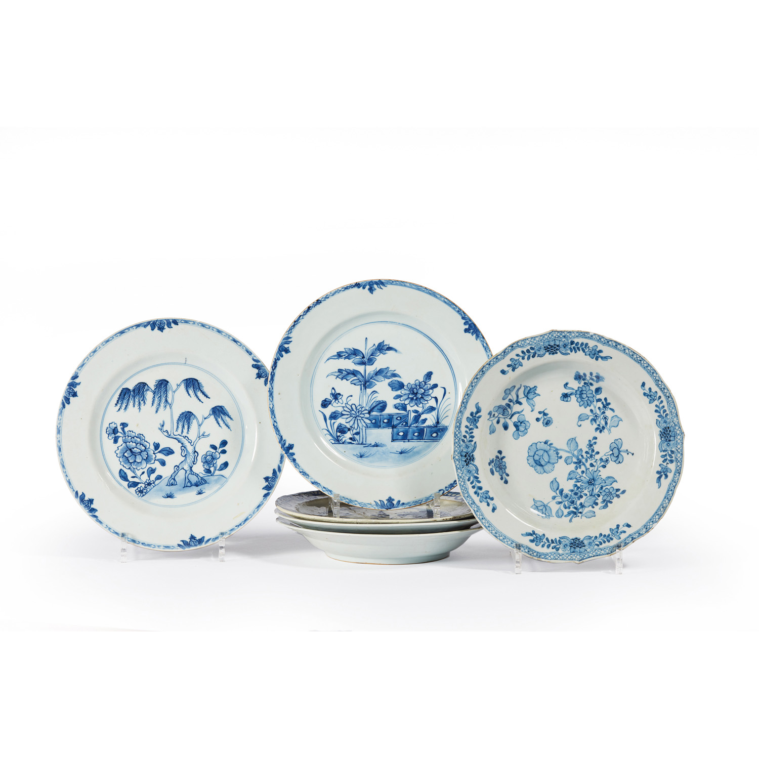 Lot comprenant cinq assiettes en porcelaine de chine bleu et blanche. L 23  cm (Accidents). Joint 