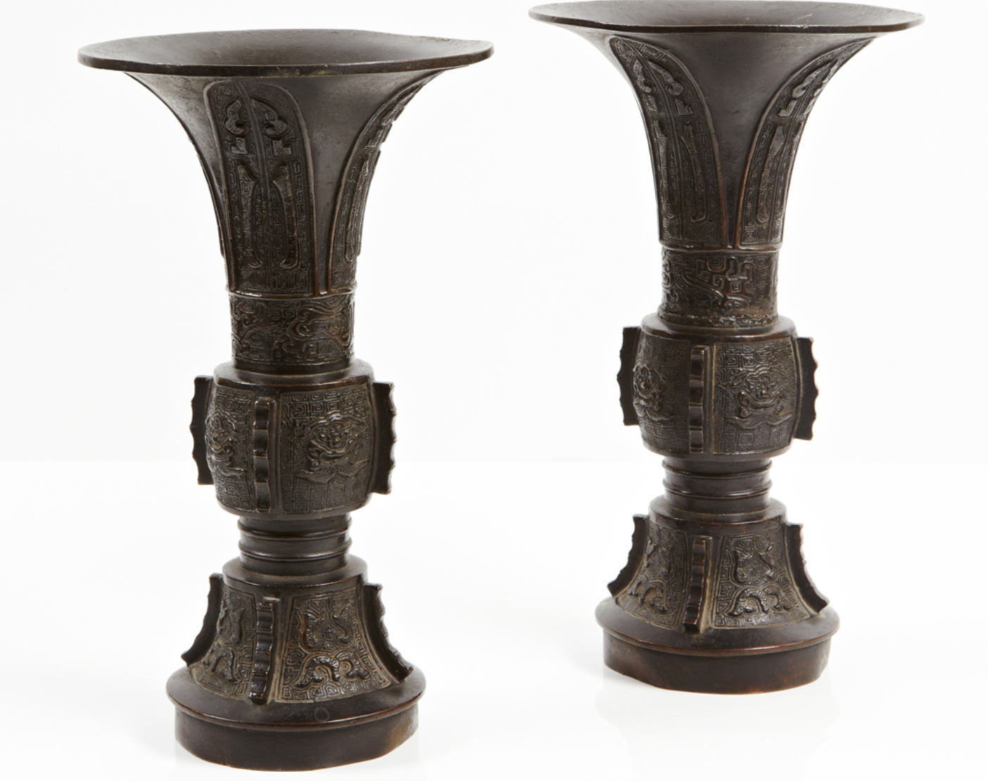 Chine Xixe Sieclepaire De Vases De Forme Gu En Bronze A Patine Brune A Decor Cisele